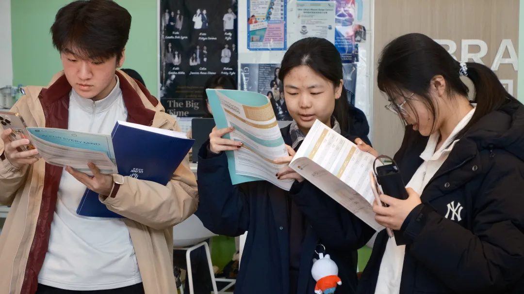 学生和家长们认真阅读香港大学招生手册