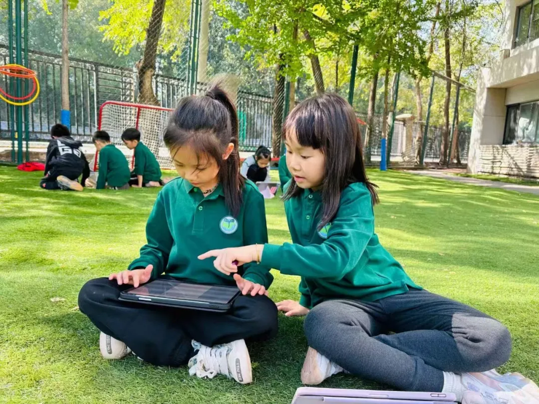 在这里，课间的孩子会主动围上来用英文打招呼（图 2）