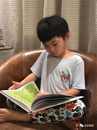 在一年级培养孩子识字的能力的课上,其中一项是在生活中识字。