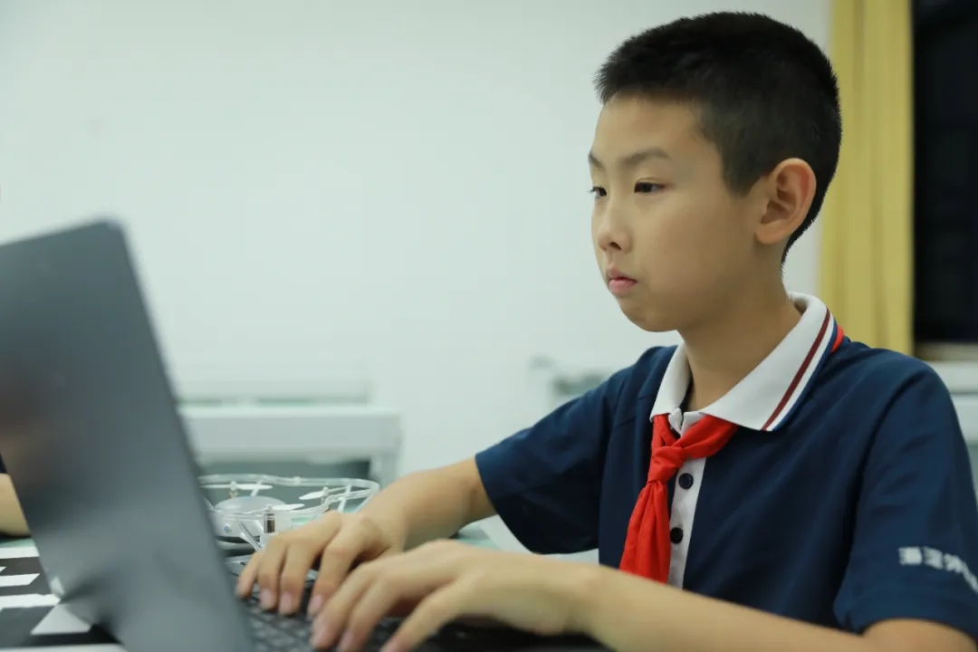 在社团学习中，孙嘉俊接触到了很多科普材料与科技方面的知识