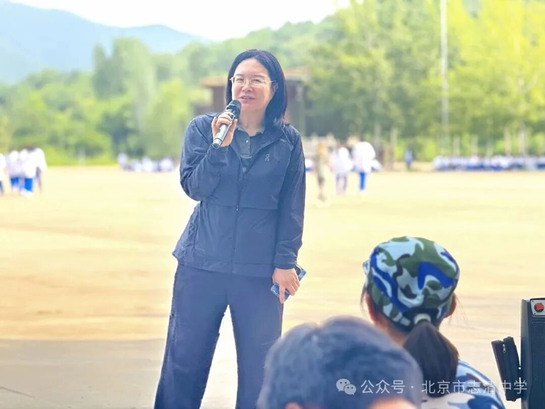仪式结束后,军训正式拉开序幕。站军姿、练队列、擒敌拳训练