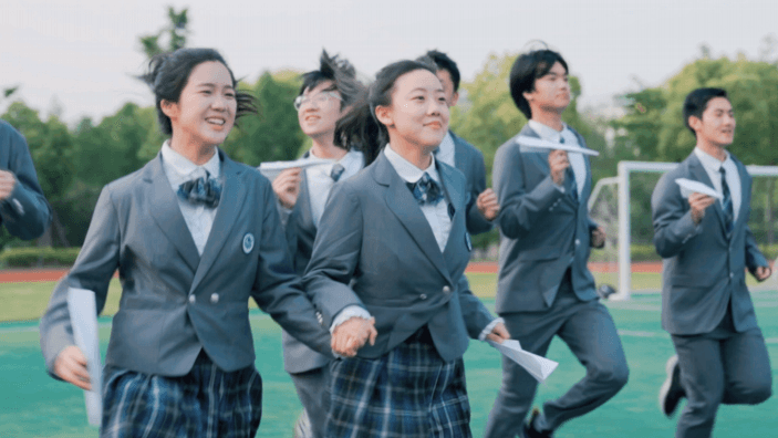 存志融合部的校服设计注重舒适感与实用性。