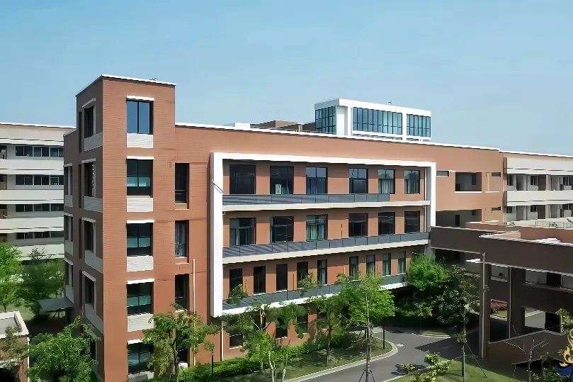 学校与宿舍往返由校车接送。以方便学生上学和放学。(图 3)
