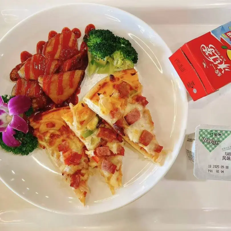 为了满足不同文化背景和口味的需求,食堂还会制作西式餐食