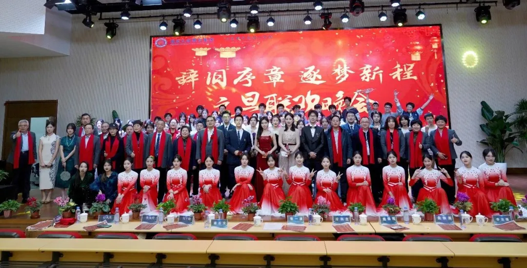 学校发展始终与社会同频、与时代共振。（图 3）