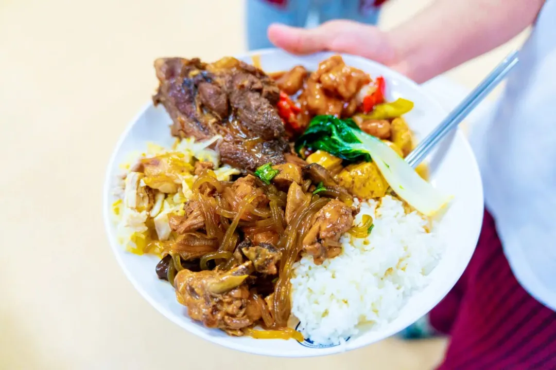 在新府学,食堂不仅是填饱肚子的地方,更是一扇窗 推开它