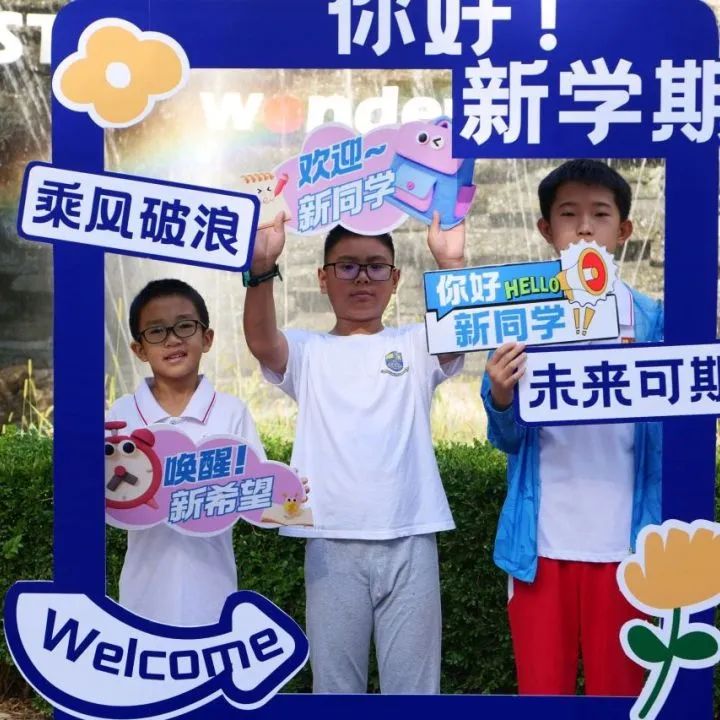 老师们也提前布置了教室,窗明几净的环境、别出心裁的黑板报(图 8)