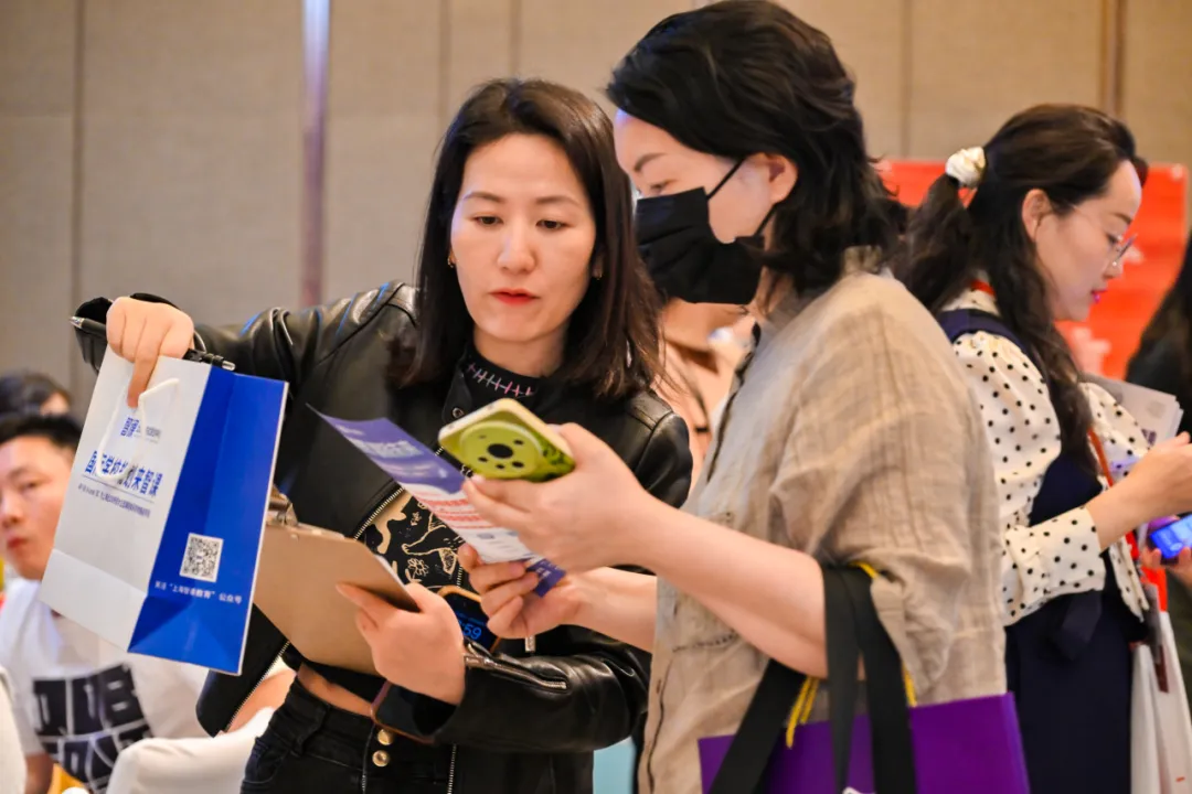 免费发放详尽的学校资料