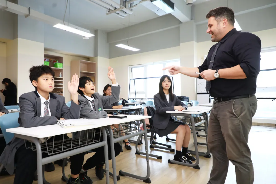 家里和学校的配合特别重要。您可以每天让孩子说说今天学了什么