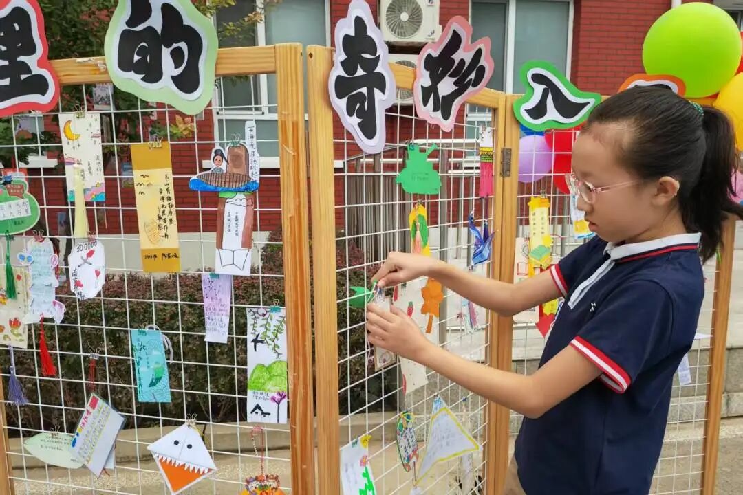 走进校园,映入眼帘的便是精心打造的 阅读奇境 :