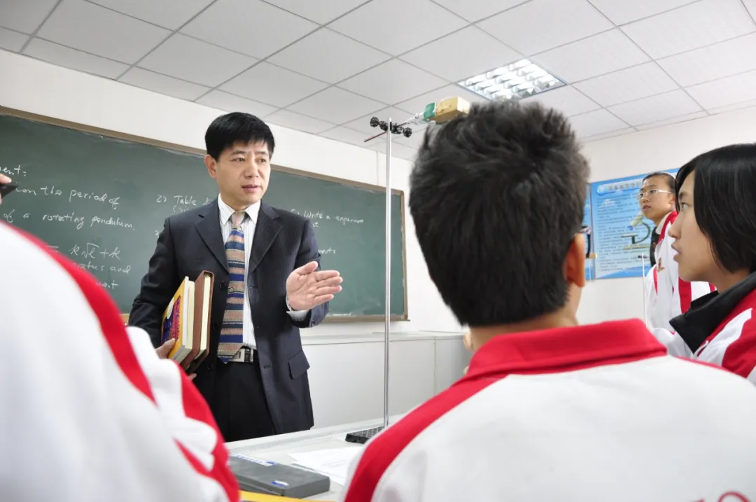 它的朴实不光是体现在校园校舍,更是自内而外自上而下体现在整个校园