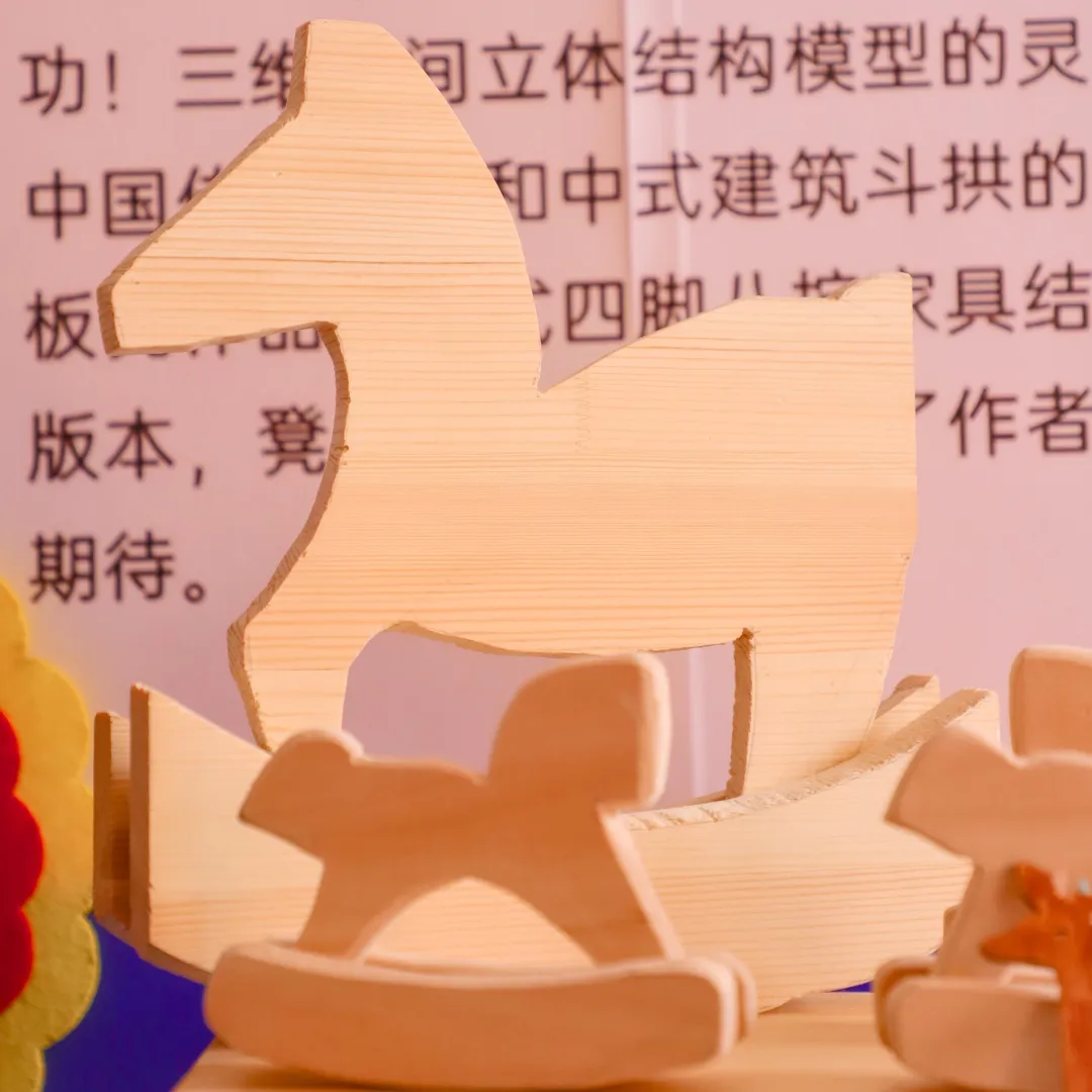 小鲁班木工课上，孩子们化身 小小工匠 ，将一块块普通的木板