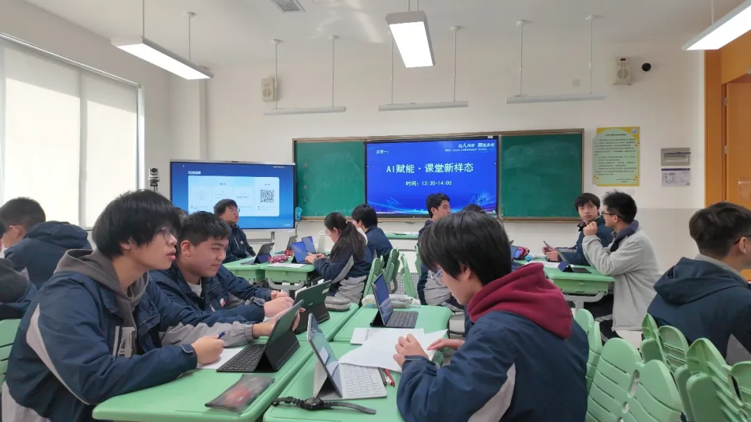 课堂开始，教师下达清晰指令：针对议论文段落的逻辑与表达进行深度优