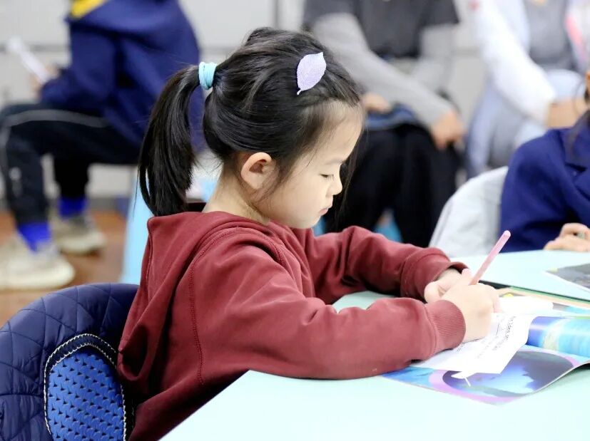 灵动的舞蹈课上，孩子们跟随音乐舒展身体，用动作表达情绪（图 4）