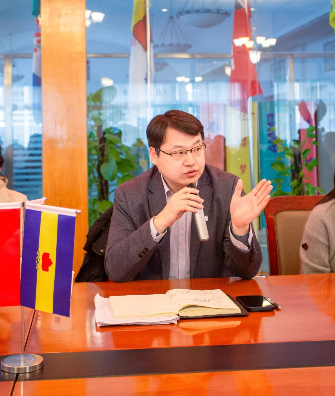 座谈会上,家长们就菜品口味、食材新鲜度、营养比例