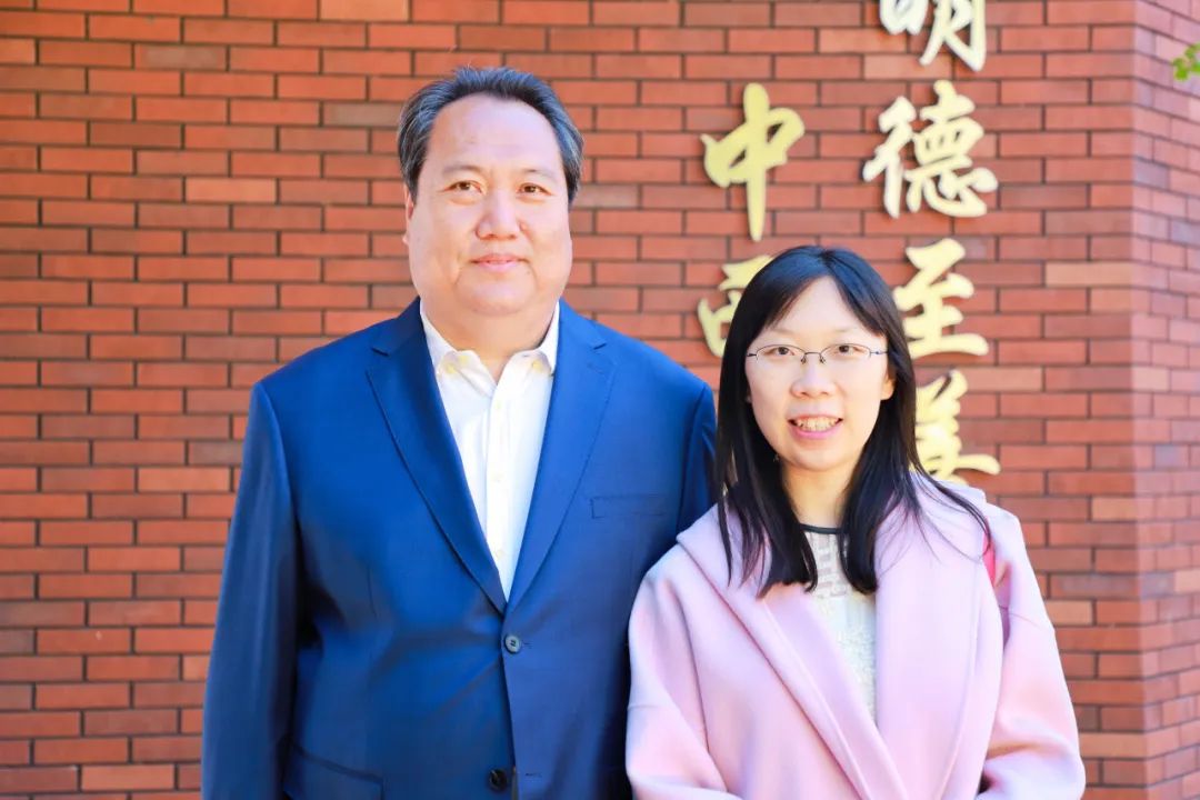 这场圆桌会议的主持人曹立威博士，是新府学创始人卢振虎先生的学生