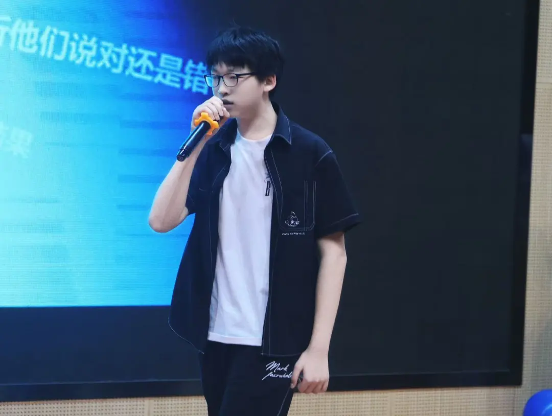 第一个释然,来自学生的信任。初任班主任时的忐忑