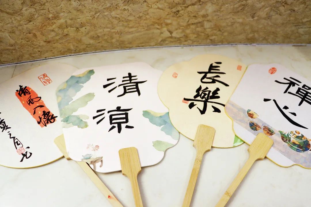 学校的四位书法老师亲手写了文创作品,作为奖励给书写优秀的同学