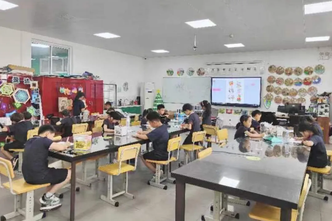在美术课上,孩子们用画笔描绘出汉字的演变过程(图 2)