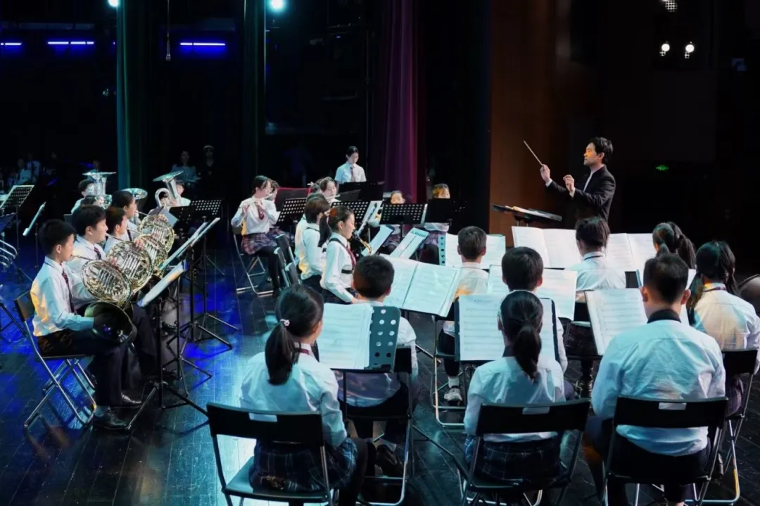 在专业指挥与演奏家团队的指导下，学生们在这里学习乐器、练习合奏（图 4）