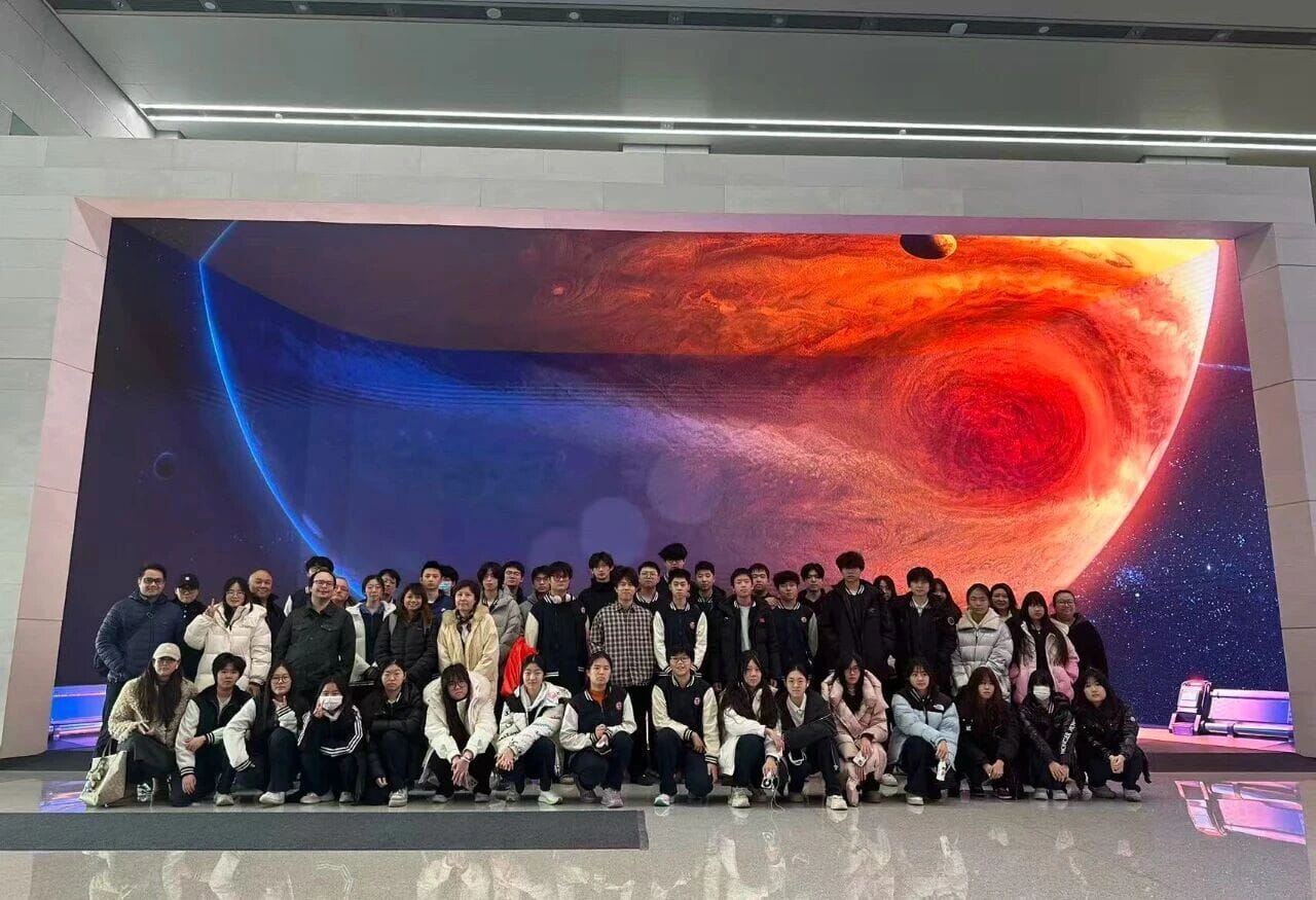 除了学校里的固定社团，学校还会定期组织走到校外的研学实践活动