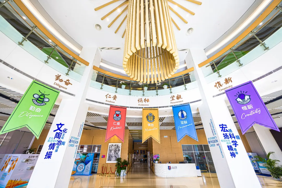 中澳特色班是学校携手澳大利亚八大名校之一悉尼新南威尔士大学(UN