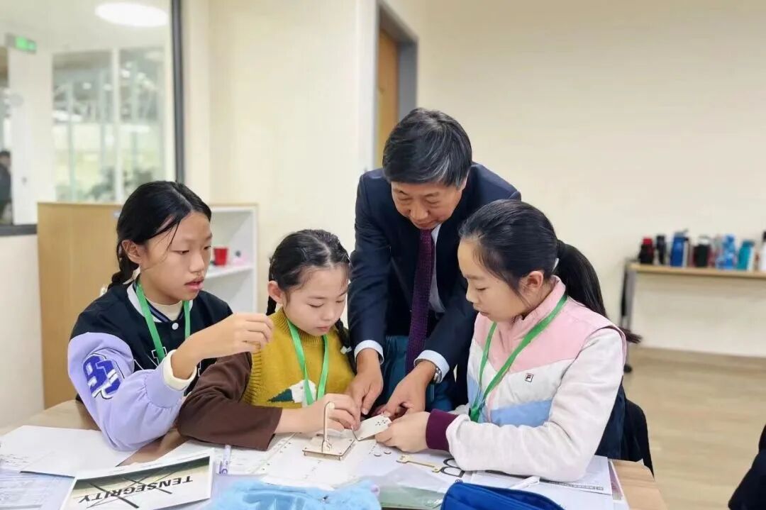 这位曾在 宇宙中学 耕耘几十年的教育家