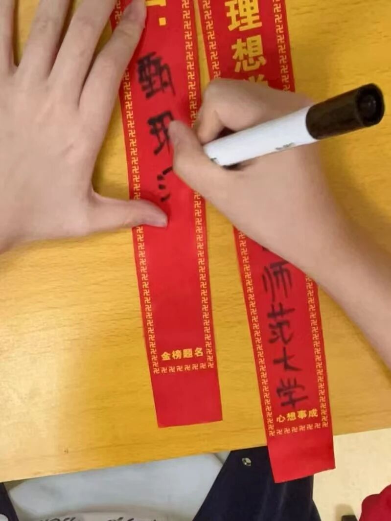 通关文牒 上,勤政殿的印章已郑重烙下。(图 3)