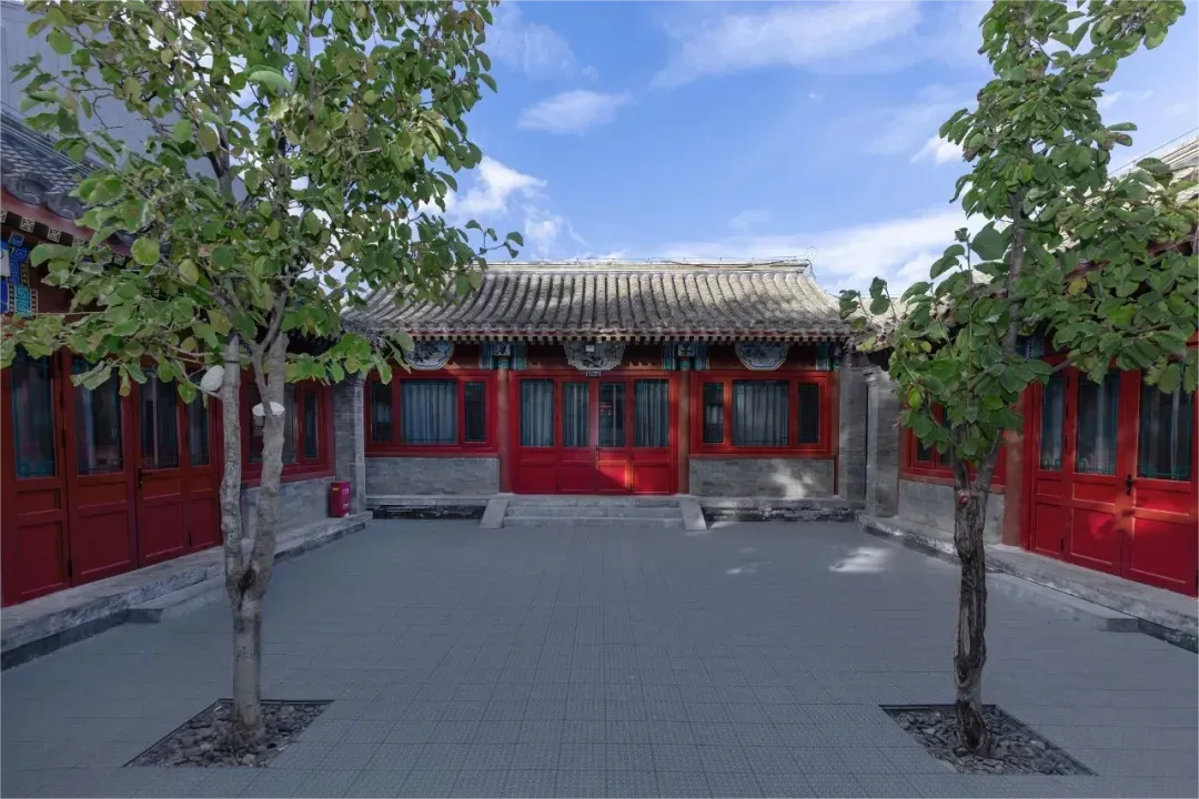 现代化的多功能体育馆,拥有运动场、篮球馆、羽毛球馆、游泳馆(图 2)