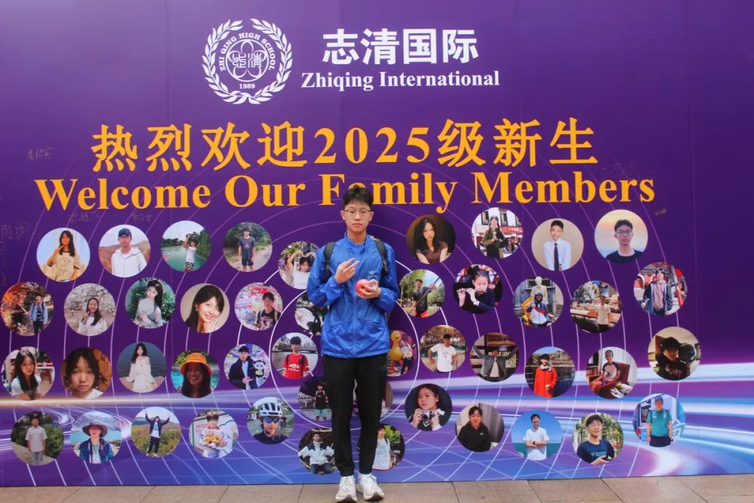 报到现场,新生们在父母或家人的陪伴下踏入校园 这份同行