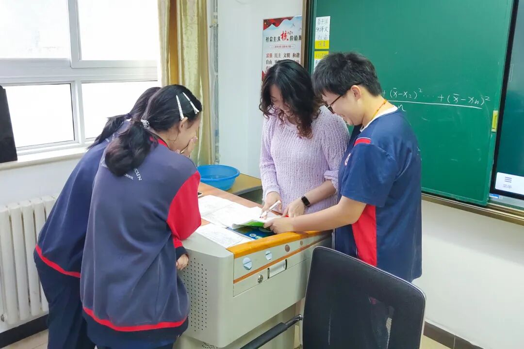 学校坚持小班化教学,落实全员导师制;