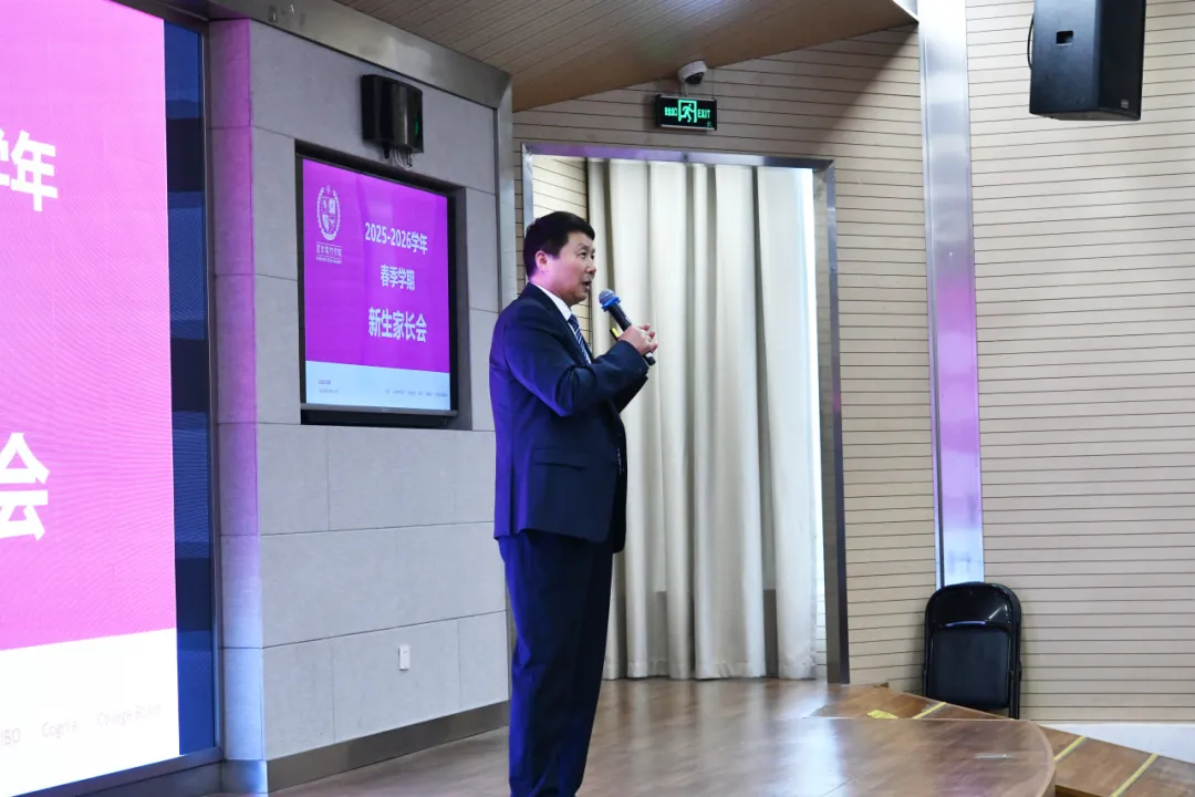 圣华紫竹学院总校长毛克非博士在新生家长会上发表讲话。