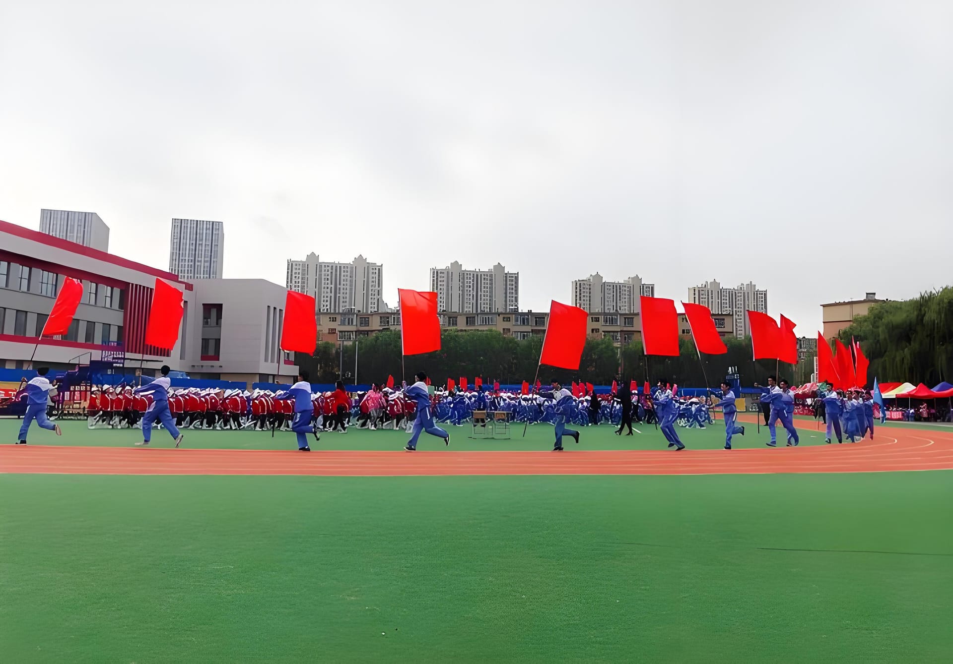老师优秀,教学特色更是没得挑!学校始终坚持 一切为了学生未来的发