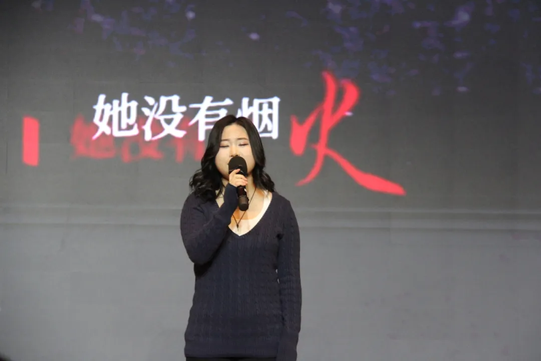 全场掌声、笑声与欢呼声雷动，这是学生们献给老师最热烈的喝彩