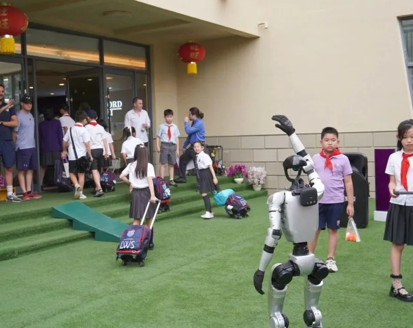 开学第一天,校门口有一位特别的 新成员 AI机器人与可爱的AI机(图 2)