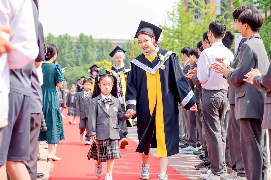 穿梭在小学部走廊，牵起学前班小朋友的手，走上成长之路