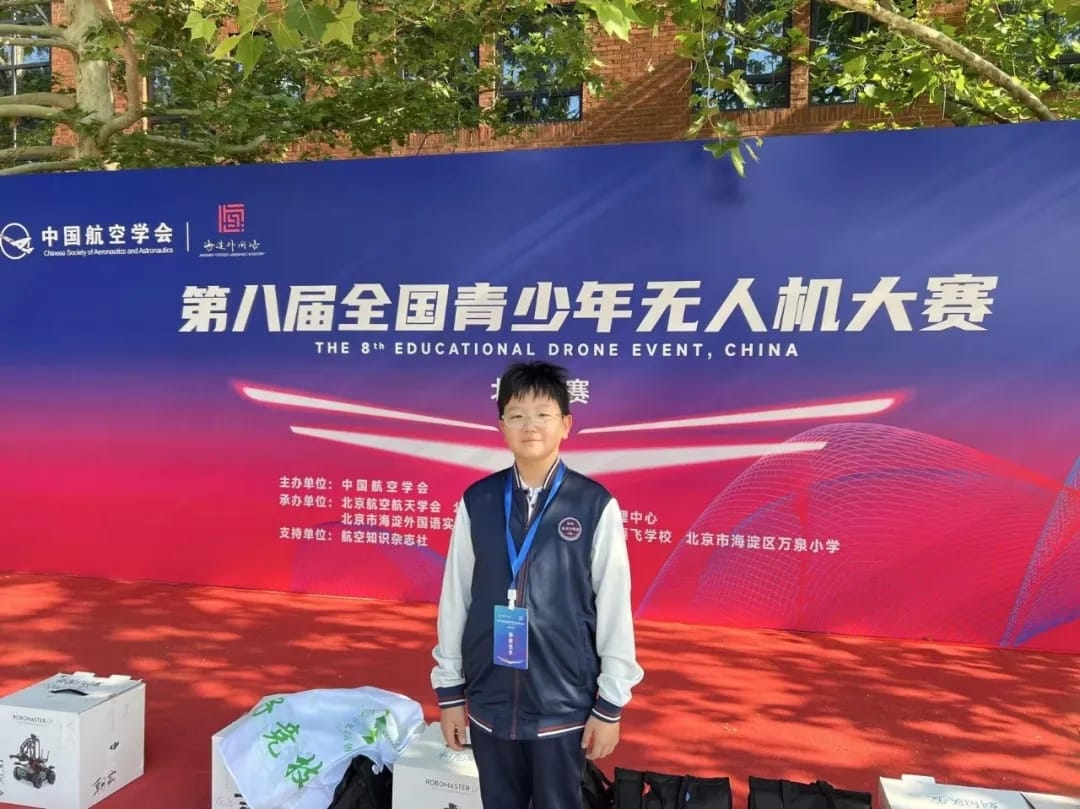 进入社团后，戴新航接触到许多专业知识。（图 4）