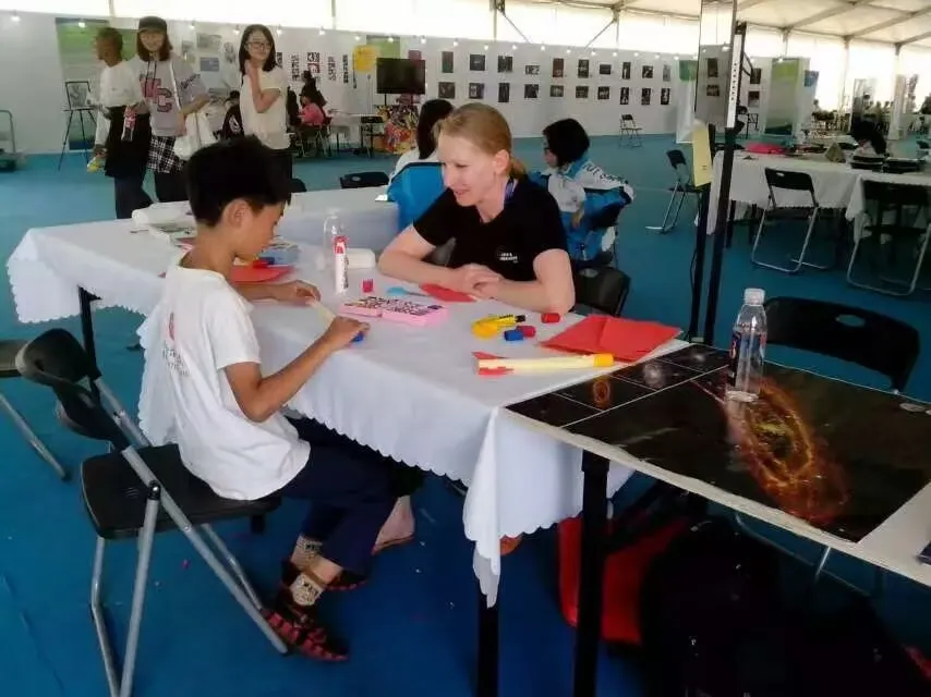 小谭妈妈当即千里大迁徙,搬回北京去上学。