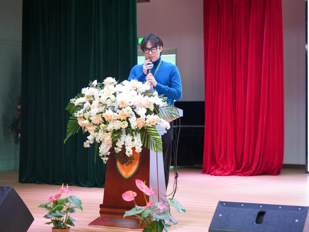 在颁奖的过程中，老师代表与学生代表先后登台分享，温情与力量交织。