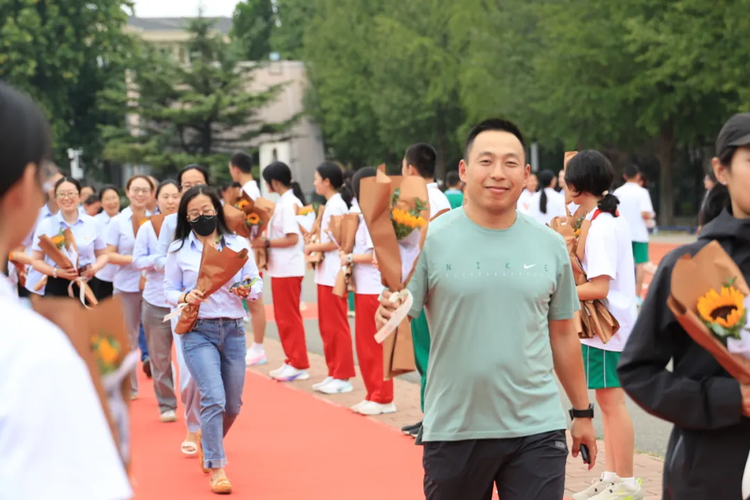 韩书记的讲话振奋人心,为大会奠定了庄重而激昂的基调。
