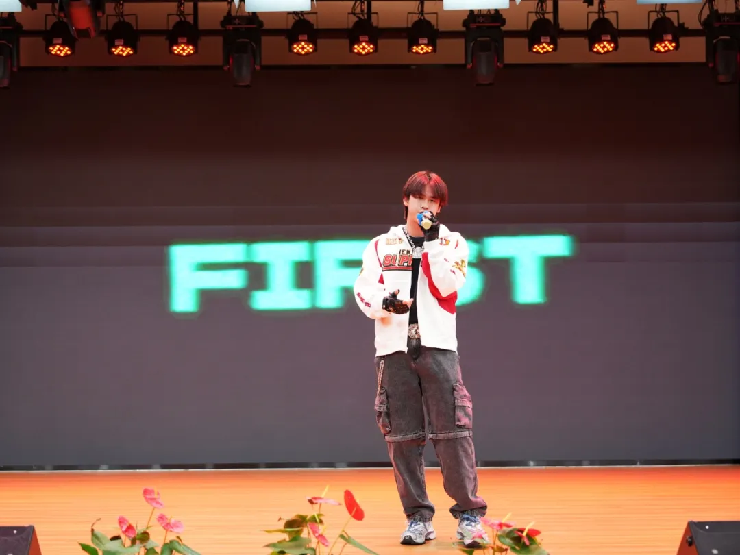 在整个结业式的过程中，学子们的表演点亮全场，说唱节目节奏拉满