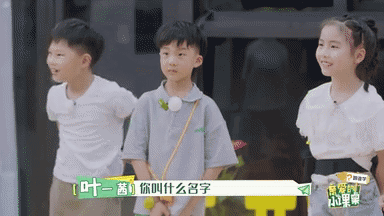 当老师问到徐敬凯小朋友写作业的感受时，孩子连说三个 不知道 