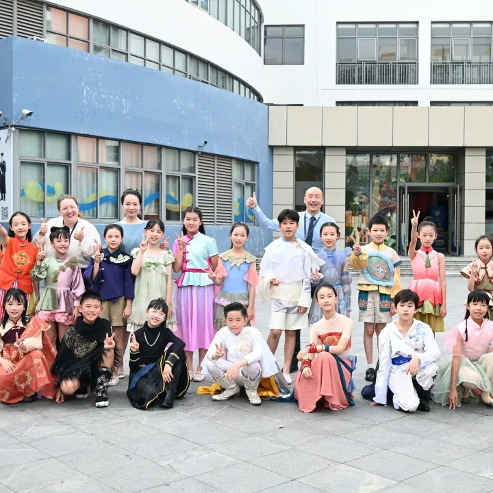 9月1日一大早,学校为了迎接所有的新老师生的到来(图 2)