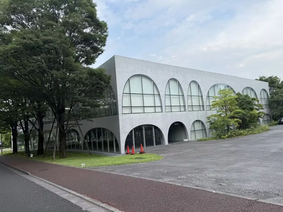 新府学十分重视学子的艺术培养，在多摩美术大学的探访中