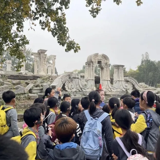 在这个过程中,孩子们不仅学会了英文的词汇、表达、写作、思考