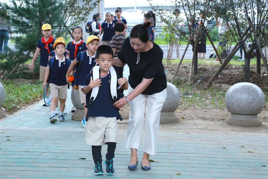 9月4日,阳光洒满校园。学生礼仪队员以温暖的笑容迎接每位同学