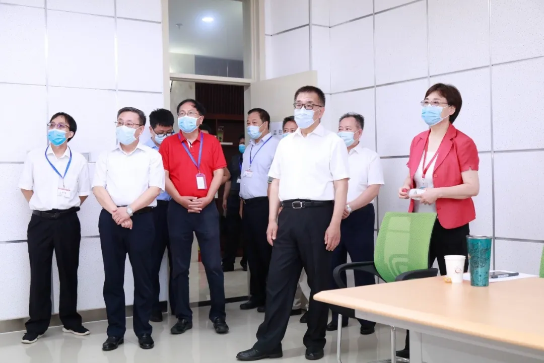 王宁等同志查看了考场、考务室、保密室、监控室等情况(图 2)