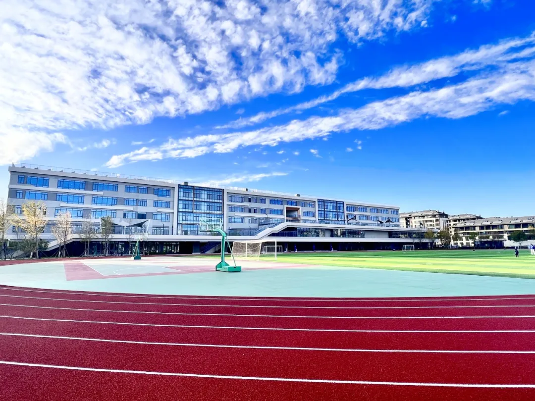 学校致力于让学生精通自己的母语,拥有文化自豪感和文化传承
