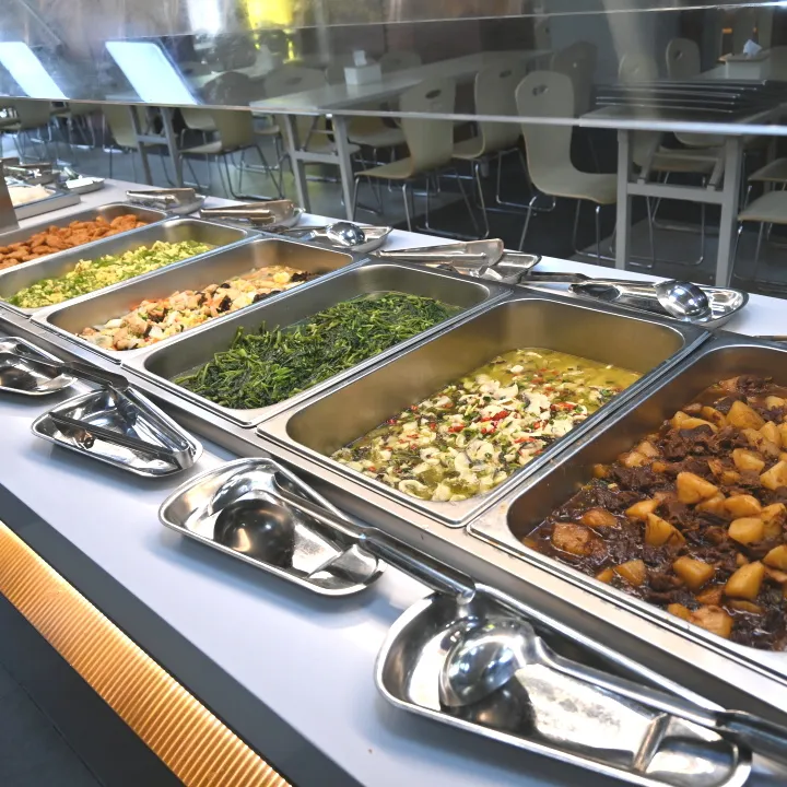 学校采取自助式食堂,所有食材都精心挑选,荤素搭配得当(图 4)