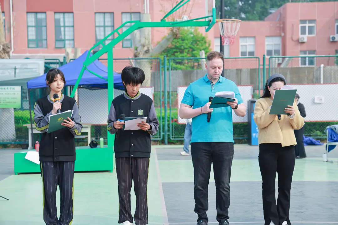 赛场下，师生同心、温情满满。老师们全程陪伴，为运动员加油鼓劲